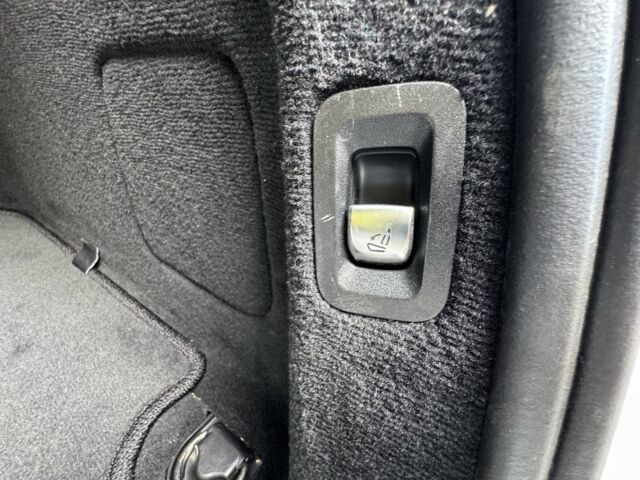 Белый Мерседес 220, объемом двигателя 2 л и пробегом 144 тыс. км за 28900 $, фото 6 на Automoto.ua