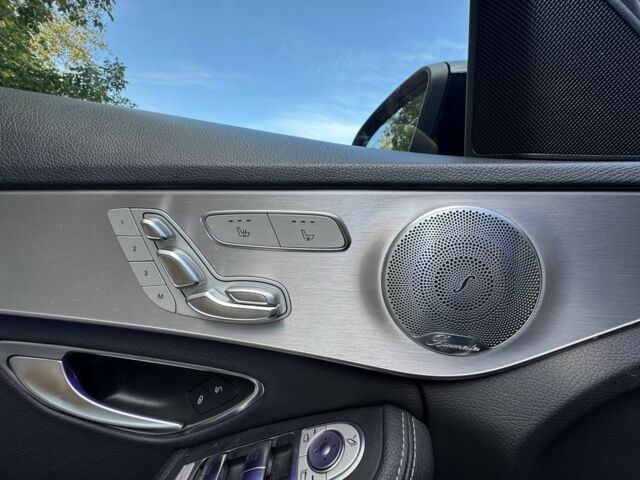 Белый Мерседес 220, объемом двигателя 2 л и пробегом 144 тыс. км за 28900 $, фото 10 на Automoto.ua