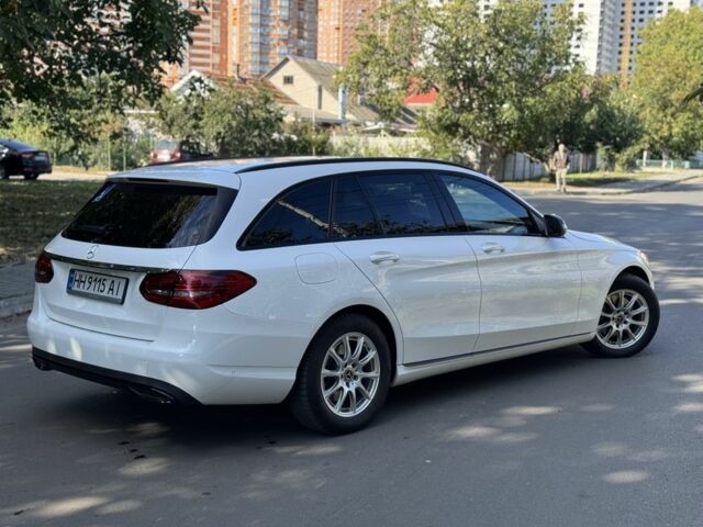 Белый Мерседес 220, объемом двигателя 2 л и пробегом 144 тыс. км за 28900 $, фото 2 на Automoto.ua