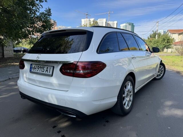 Белый Мерседес 220, объемом двигателя 2 л и пробегом 144 тыс. км за 28900 $, фото 13 на Automoto.ua