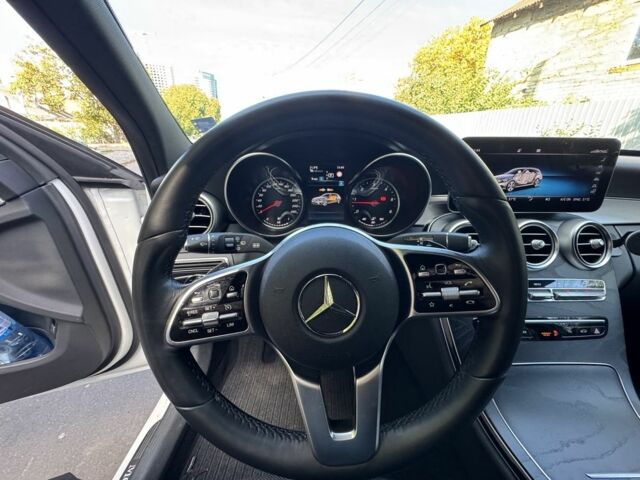 Белый Мерседес 220, объемом двигателя 2 л и пробегом 144 тыс. км за 28900 $, фото 4 на Automoto.ua