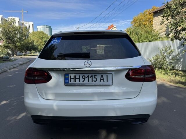 Белый Мерседес 220, объемом двигателя 2 л и пробегом 144 тыс. км за 28900 $, фото 14 на Automoto.ua
