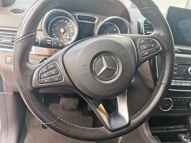 Белый Мерседес 220, объемом двигателя 2 л и пробегом 90 тыс. км за 35999 $, фото 3 на Automoto.ua