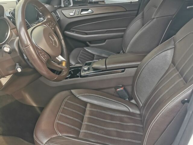 Белый Мерседес 220, объемом двигателя 2 л и пробегом 90 тыс. км за 35999 $, фото 7 на Automoto.ua