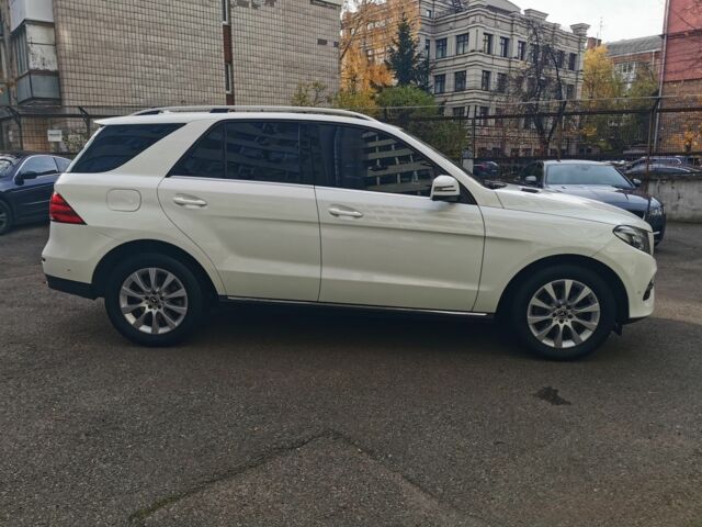 Белый Мерседес 220, объемом двигателя 2 л и пробегом 90 тыс. км за 35999 $, фото 1 на Automoto.ua