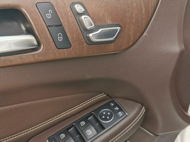 Белый Мерседес 220, объемом двигателя 2 л и пробегом 90 тыс. км за 35999 $, фото 4 на Automoto.ua