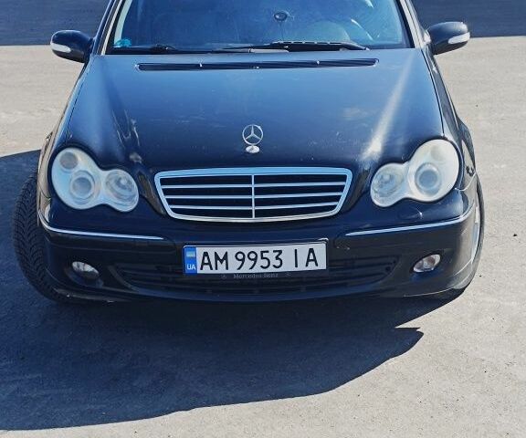 Черный Мерседес 220, объемом двигателя 2.1 л и пробегом 337 тыс. км за 5500 $, фото 7 на Automoto.ua