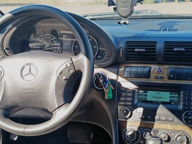 Черный Мерседес 220, объемом двигателя 2.1 л и пробегом 337 тыс. км за 5500 $, фото 4 на Automoto.ua