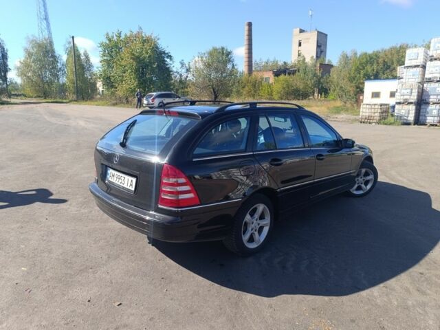 Черный Мерседес 220, объемом двигателя 2.1 л и пробегом 337 тыс. км за 5500 $, фото 1 на Automoto.ua