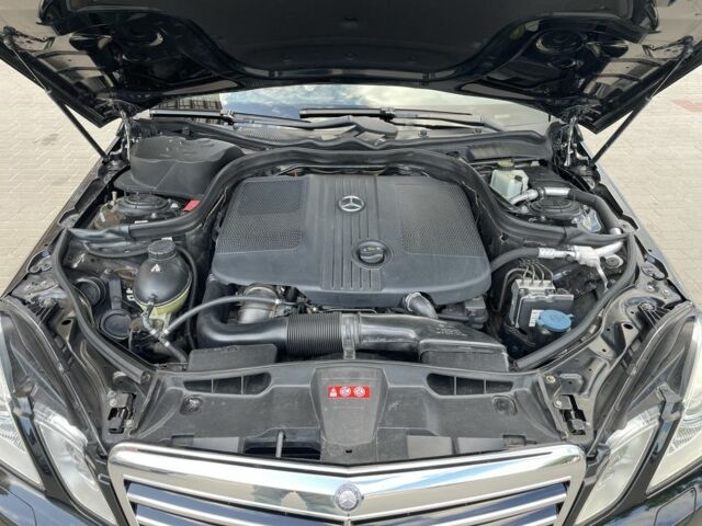 Черный Мерседес 220, объемом двигателя 2.1 л и пробегом 248 тыс. км за 12700 $, фото 9 на Automoto.ua