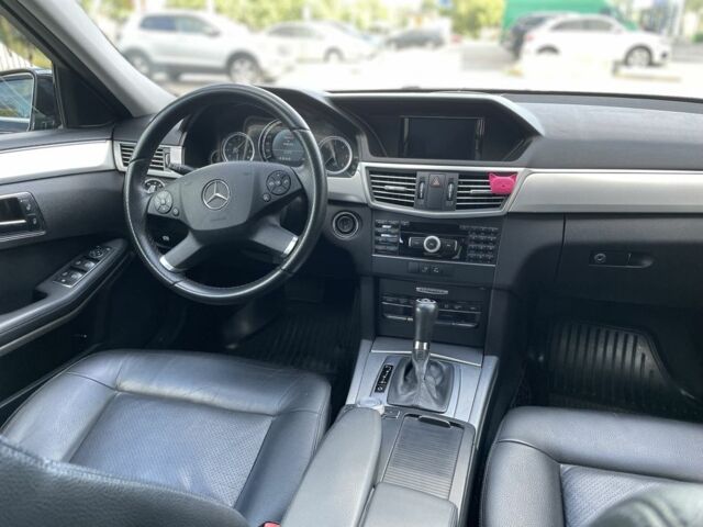 Черный Мерседес 220, объемом двигателя 2.1 л и пробегом 248 тыс. км за 12700 $, фото 5 на Automoto.ua