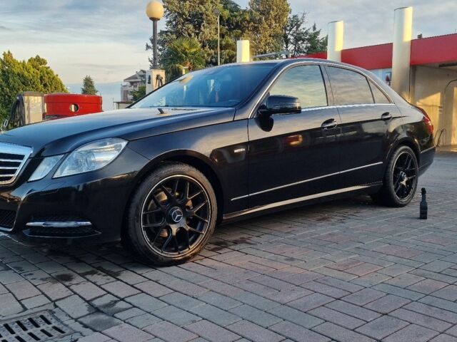 Черный Мерседес 220, объемом двигателя 2 л и пробегом 270 тыс. км за 15000 $, фото 1 на Automoto.ua