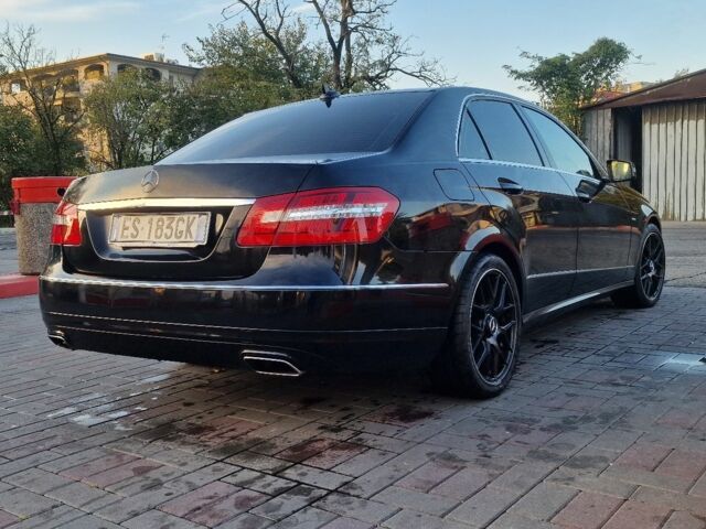Черный Мерседес 220, объемом двигателя 2 л и пробегом 270 тыс. км за 15000 $, фото 2 на Automoto.ua