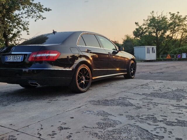 Черный Мерседес 220, объемом двигателя 2 л и пробегом 270 тыс. км за 15000 $, фото 5 на Automoto.ua