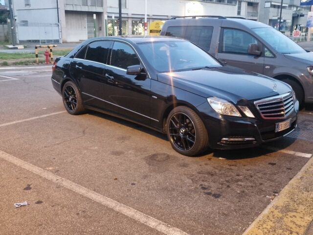Черный Мерседес 220, объемом двигателя 2 л и пробегом 270 тыс. км за 15000 $, фото 4 на Automoto.ua