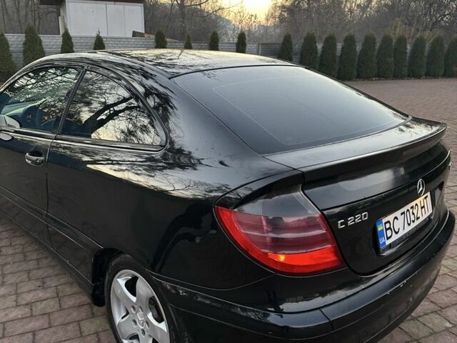 Черный Мерседес 220, объемом двигателя 2.1 л и пробегом 400 тыс. км за 3249 $, фото 5 на Automoto.ua