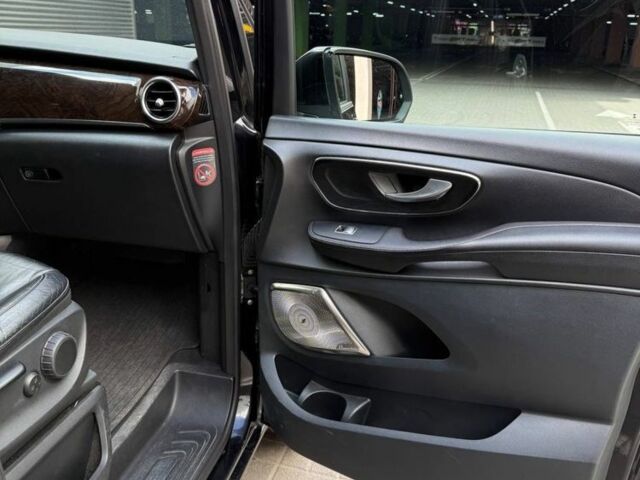 Черный Мерседес 220, объемом двигателя 2.2 л и пробегом 300 тыс. км за 29000 $, фото 7 на Automoto.ua