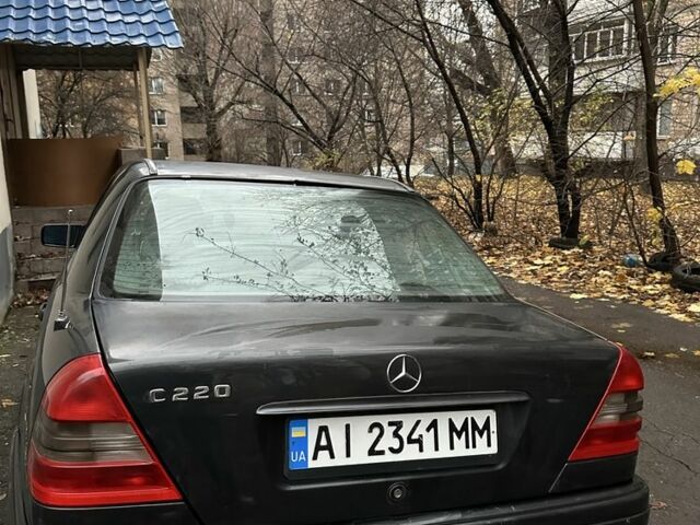 Черный Мерседес 220, объемом двигателя 2.2 л и пробегом 333 тыс. км за 1900 $, фото 1 на Automoto.ua