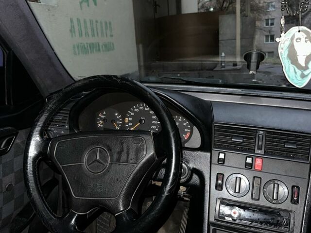 Черный Мерседес 220, объемом двигателя 2.2 л и пробегом 333 тыс. км за 1900 $, фото 6 на Automoto.ua