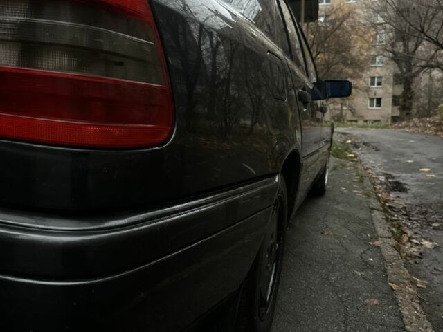 Черный Мерседес 220, объемом двигателя 2.2 л и пробегом 333 тыс. км за 1900 $, фото 2 на Automoto.ua