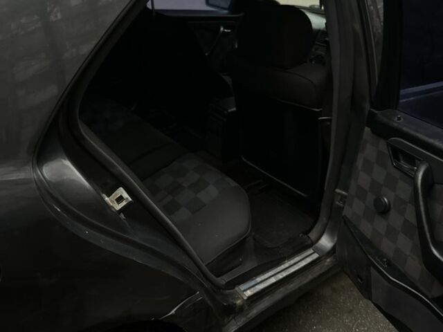 Черный Мерседес 220, объемом двигателя 2.2 л и пробегом 333 тыс. км за 1900 $, фото 5 на Automoto.ua