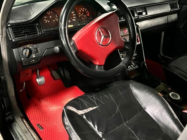 Черный Мерседес 220, объемом двигателя 2.2 л и пробегом 200 тыс. км за 2800 $, фото 6 на Automoto.ua