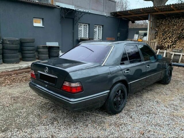 Черный Мерседес 220, объемом двигателя 0 л и пробегом 360 тыс. км за 3800 $, фото 3 на Automoto.ua