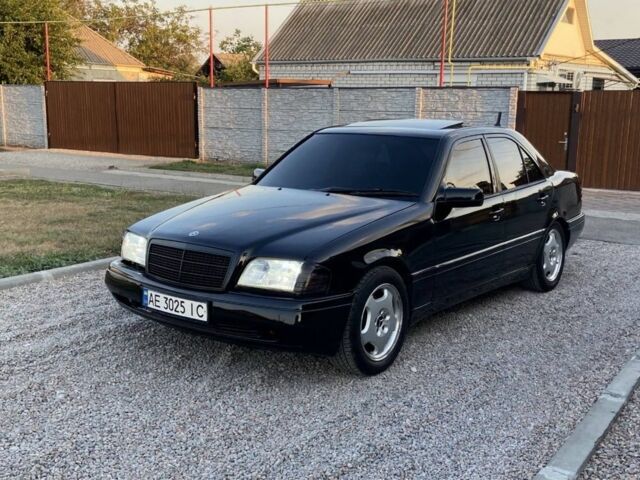 Черный Мерседес 220, объемом двигателя 2.2 л и пробегом 300 тыс. км за 2500 $, фото 4 на Automoto.ua