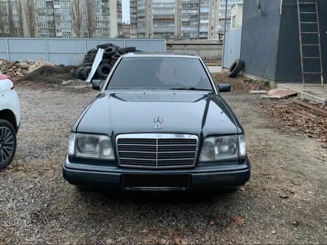 Черный Мерседес 220, объемом двигателя 0 л и пробегом 360 тыс. км за 3800 $, фото 2 на Automoto.ua