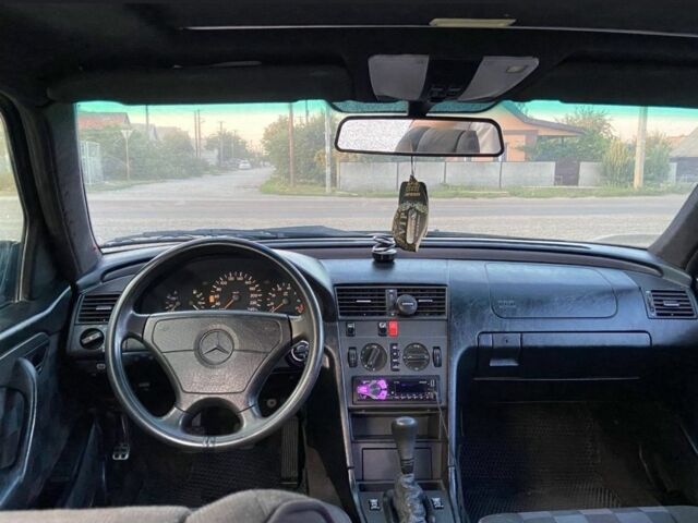 Черный Мерседес 220, объемом двигателя 2.2 л и пробегом 300 тыс. км за 2500 $, фото 3 на Automoto.ua