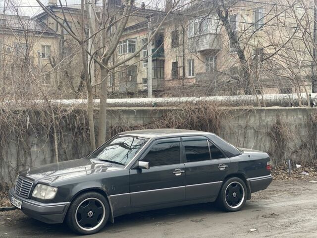 Чорний Мерседес 220, об'ємом двигуна 2.2 л та пробігом 394 тис. км за 6600 $, фото 1 на Automoto.ua