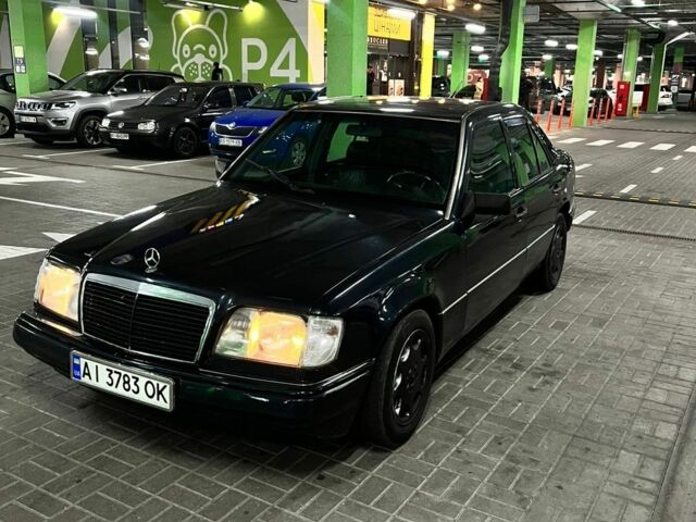 Черный Мерседес 220, объемом двигателя 2.2 л и пробегом 200 тыс. км за 2800 $, фото 3 на Automoto.ua