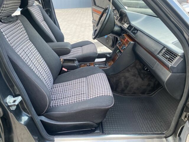 Чорний Мерседес 220, об'ємом двигуна 2.2 л та пробігом 394 тис. км за 6600 $, фото 19 на Automoto.ua