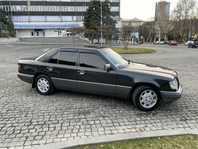 Чорний Мерседес 220, об'ємом двигуна 2.2 л та пробігом 394 тис. км за 6600 $, фото 9 на Automoto.ua