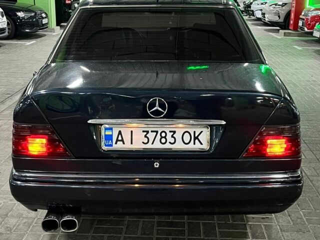 Черный Мерседес 220, объемом двигателя 2.2 л и пробегом 200 тыс. км за 2800 $, фото 4 на Automoto.ua