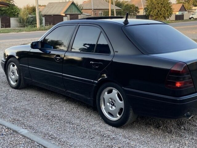 Черный Мерседес 220, объемом двигателя 2.2 л и пробегом 300 тыс. км за 2500 $, фото 1 на Automoto.ua