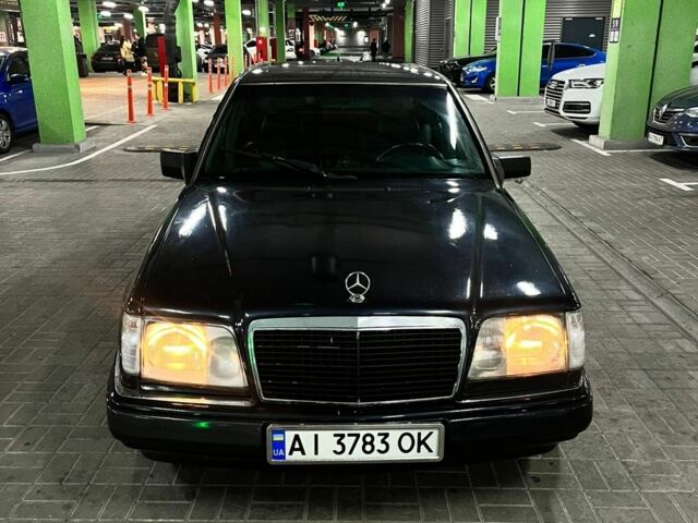 Черный Мерседес 220, объемом двигателя 2.2 л и пробегом 200 тыс. км за 2800 $, фото 1 на Automoto.ua