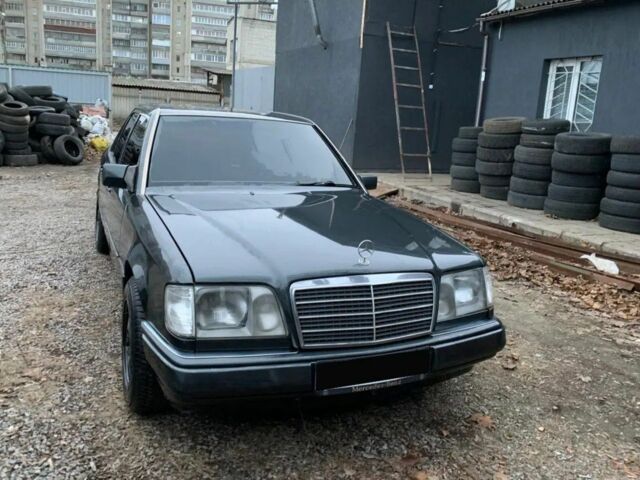 Черный Мерседес 220, объемом двигателя 0 л и пробегом 360 тыс. км за 3800 $, фото 1 на Automoto.ua