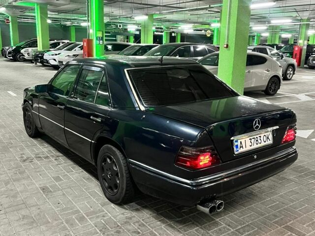 Черный Мерседес 220, объемом двигателя 2.2 л и пробегом 200 тыс. км за 2800 $, фото 2 на Automoto.ua