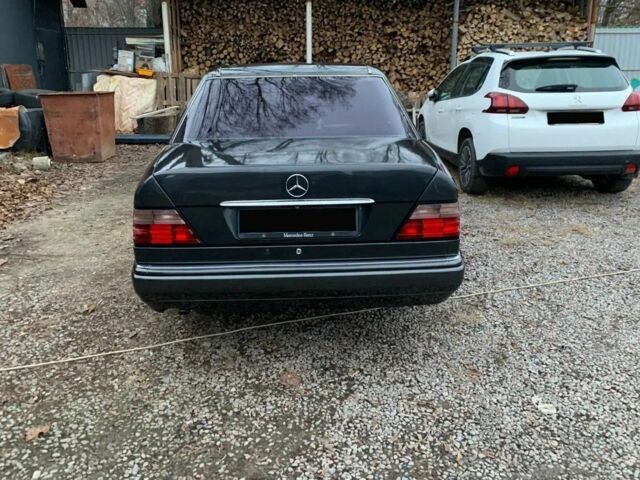 Черный Мерседес 220, объемом двигателя 0 л и пробегом 360 тыс. км за 3800 $, фото 4 на Automoto.ua