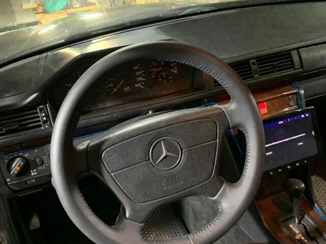 Черный Мерседес 220, объемом двигателя 0 л и пробегом 360 тыс. км за 3800 $, фото 6 на Automoto.ua