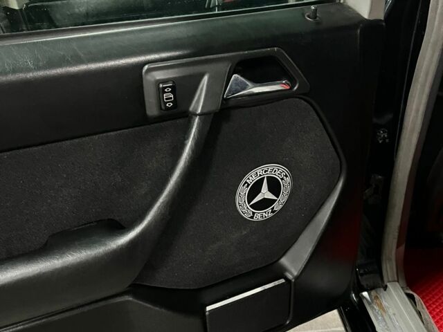 Черный Мерседес 220, объемом двигателя 2.2 л и пробегом 200 тыс. км за 2800 $, фото 5 на Automoto.ua