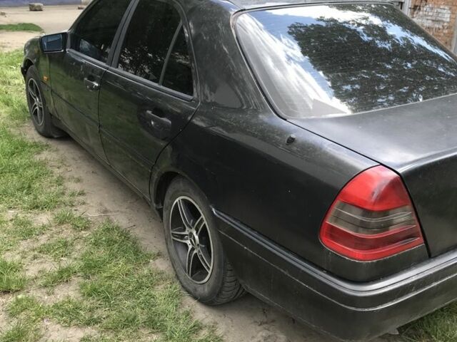 Черный Мерседес 220, объемом двигателя 2.2 л и пробегом 300 тыс. км за 1747 $, фото 1 на Automoto.ua