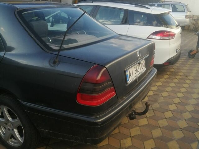 Чорний Мерседес 220, об'ємом двигуна 2.2 л та пробігом 245 тис. км за 3500 $, фото 3 на Automoto.ua