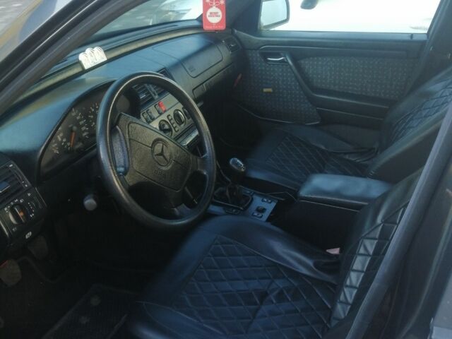 Чорний Мерседес 220, об'ємом двигуна 2.2 л та пробігом 245 тис. км за 3500 $, фото 5 на Automoto.ua