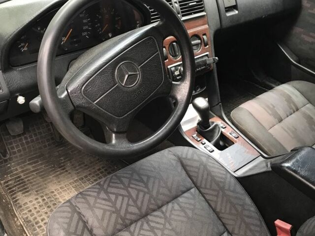 Черный Мерседес 220, объемом двигателя 2.2 л и пробегом 300 тыс. км за 1747 $, фото 8 на Automoto.ua