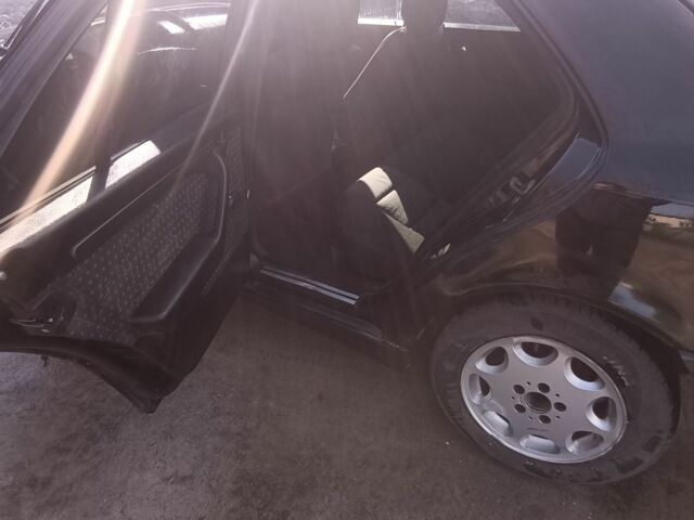 Черный Мерседес 220, объемом двигателя 2.2 л и пробегом 345 тыс. км за 2550 $, фото 2 на Automoto.ua