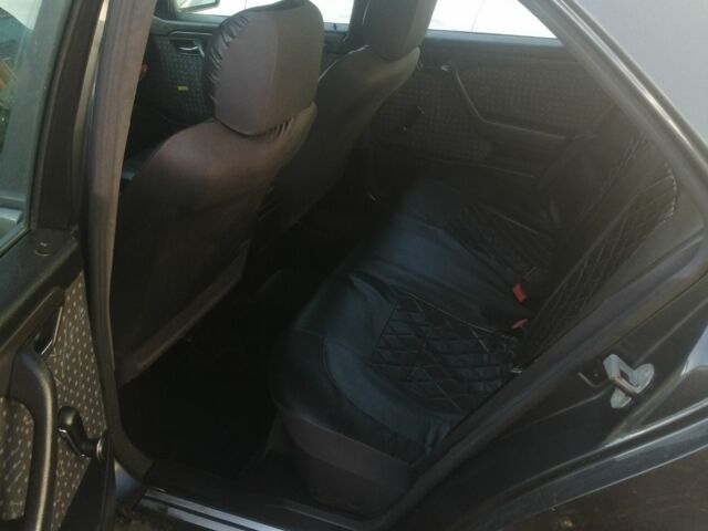 Чорний Мерседес 220, об'ємом двигуна 2.2 л та пробігом 245 тис. км за 3500 $, фото 4 на Automoto.ua