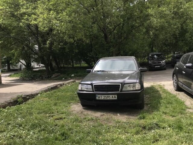 Черный Мерседес 220, объемом двигателя 2.2 л и пробегом 300 тыс. км за 1747 $, фото 3 на Automoto.ua