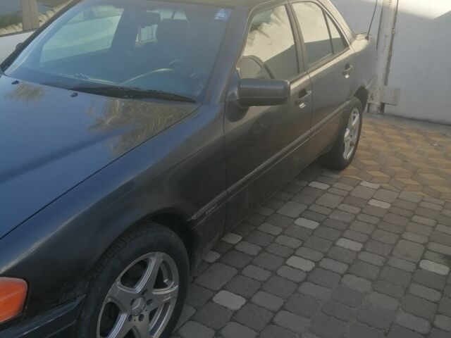 Чорний Мерседес 220, об'ємом двигуна 2.2 л та пробігом 245 тис. км за 3500 $, фото 2 на Automoto.ua